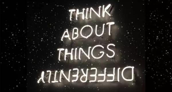 "Denke anders über Dinge". Foto: pexels / Ivan Bertolazzi