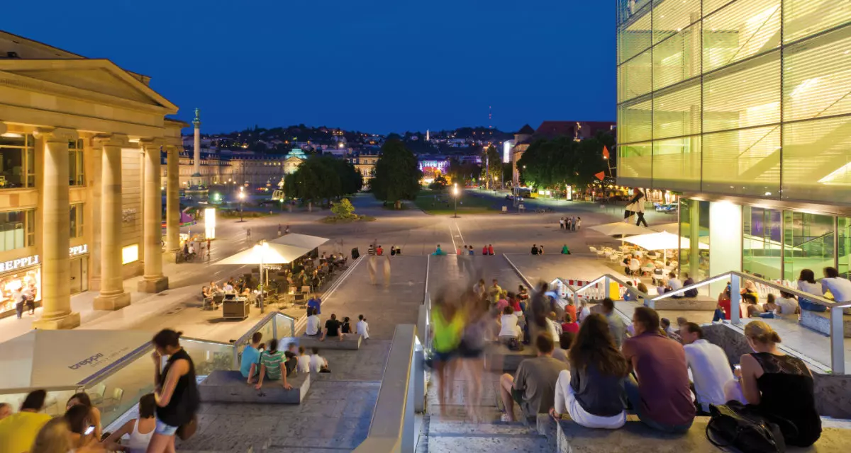 Die Stuttgarter Freitreppe neben dem Kunstmuseum am Kleinen Schlossplatz. Foto: Stuttgart-Marketing GmbH | Werner Dieterich
