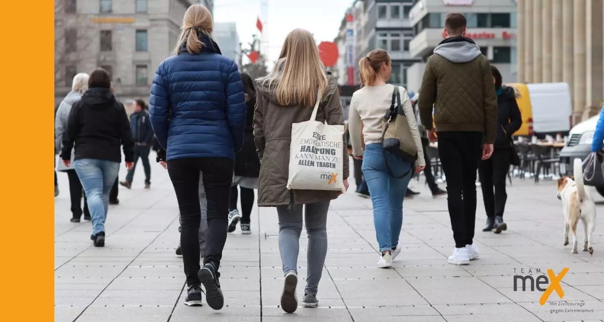 Menschen auf der Königstraße in Stuttgart. Foto: Team meX