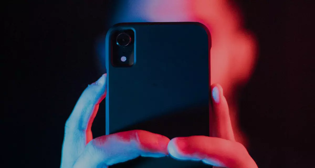 Mann mit schwarzem Smartphone. Foto: Victor Larracuente | Unsplash.