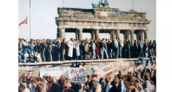 Der Fall der Berliner Mauer 1989. Quelle: Wikimedia / Lear 21 at English Wikipedia, CC BY-SA 3.0. 