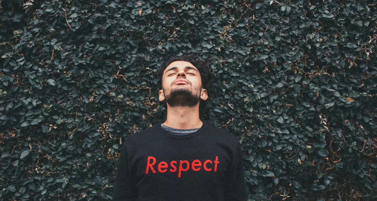 Mensch mit Oberteil mit Aufschrift „Respect“.