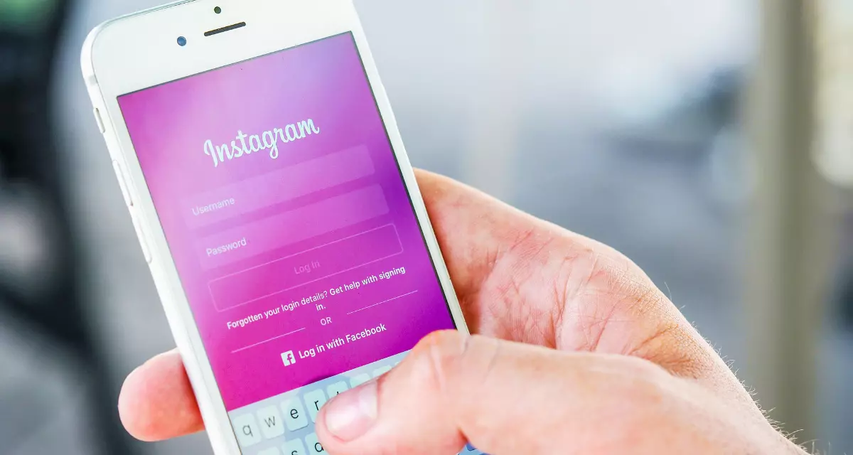 Smartphone mit Instagram-Display.