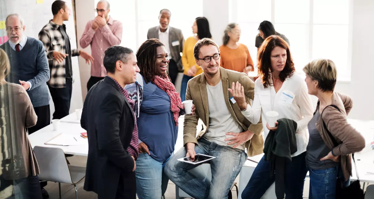 zu den Angeboten für Erwachsene. Foto: Seminargruppe. Quelle: Adobe Stock | rawpixel.com