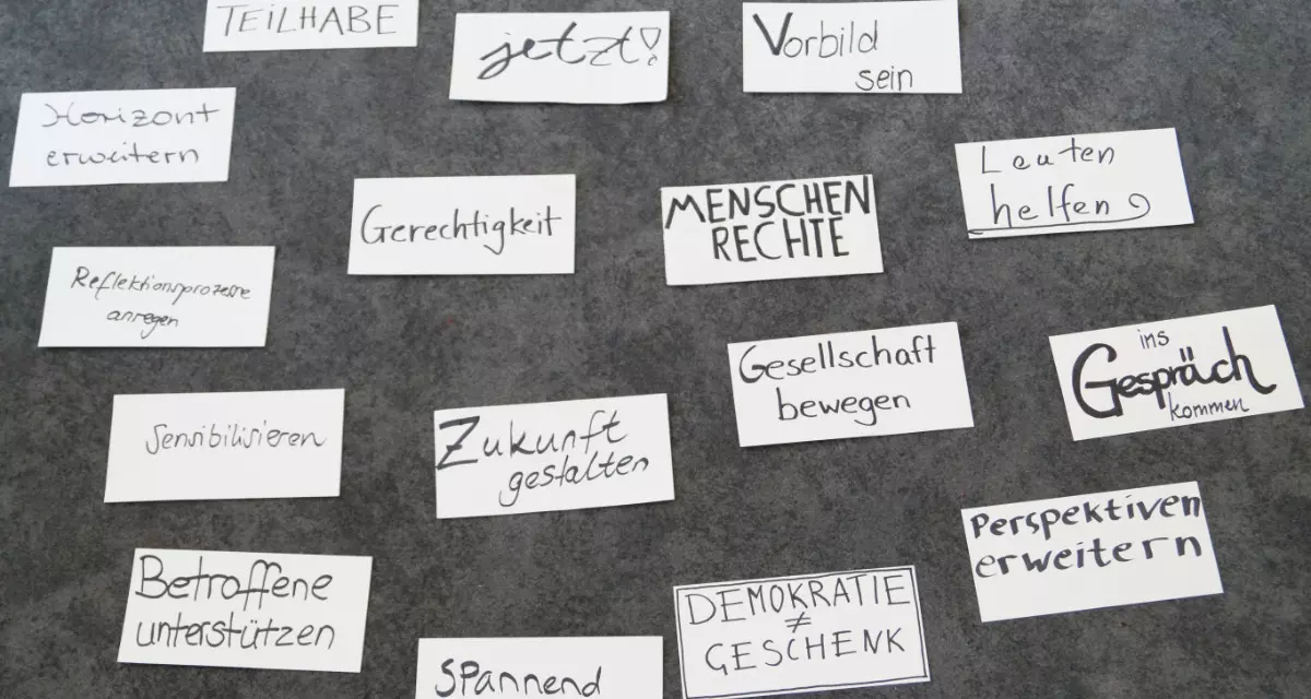 Begriffe zu Extremismusprävention an Pinnwand. Foto: Team meX