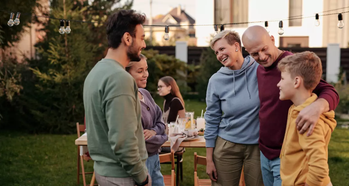 Familie im Gespräch im Garten. Foto: pexels | Askar Abayev