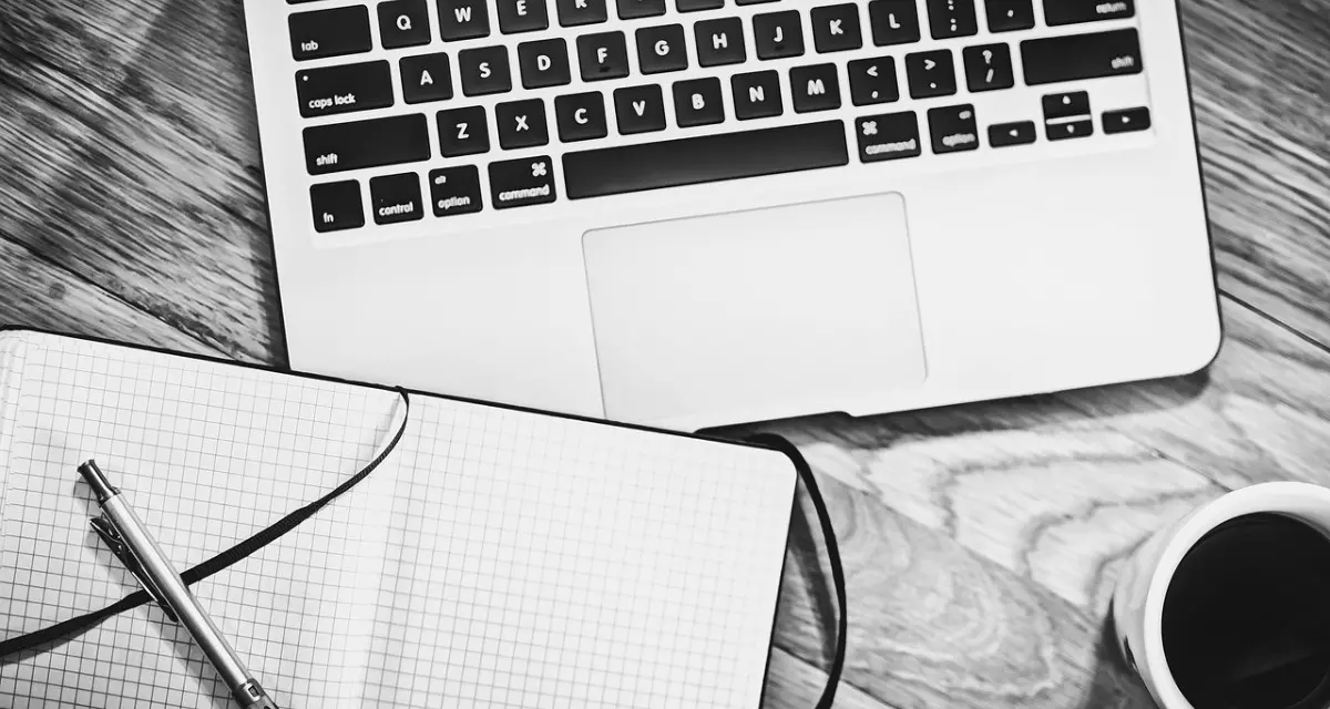 zur Anmeldung. Foto: Schreibtisch mit Notebook. Quelle: pixabay | fancycrave1